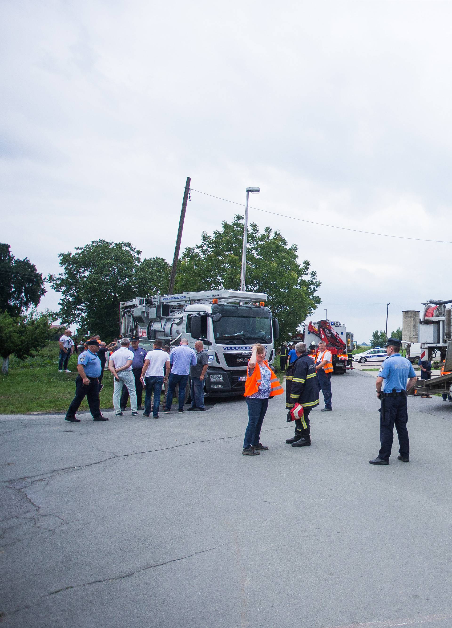 Radnici upali u kanalizacijski otvor u Čepinu: Dvoje poginulih