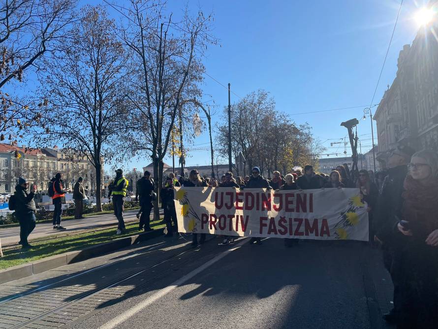 FOTO Marš protiv fašizma: U Rijeci policija spriječila sukob, u Zadru povorku napali bojom