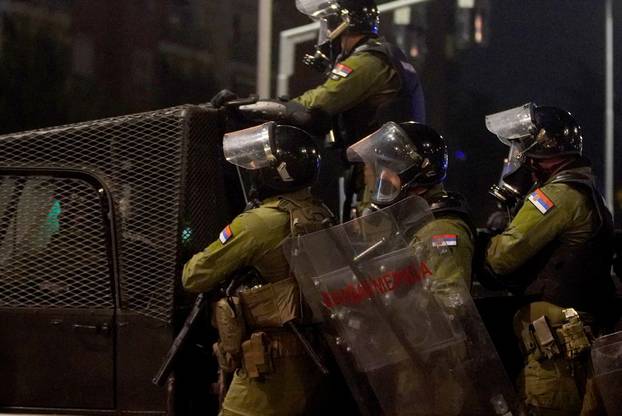 Policija i vojska suzavcima rastjerala okupljene prosvjednike u Novom Beogradu