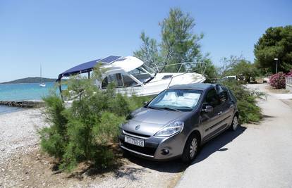 Pijan i drogiran jurio gliserom: Izletio na plažu i ugrozio ljude