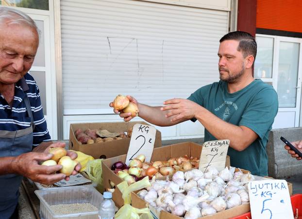 Šibenik: Bogata ponuda vo?a i povr?a na gradskoj tržnici