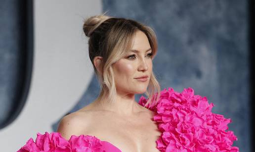 Kate Hudson pozirala u bikiniju i prekrila grudi knjigom: 'Obuci se, majka si. Kako te nije sram'