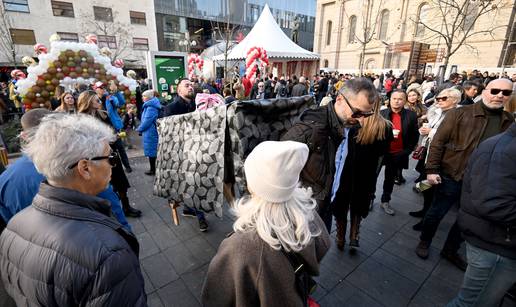 FOTO: Snalažljiva ekipa stala na kraj gužvi, sa sobom u centar Zagreba donijeli drveni stol...