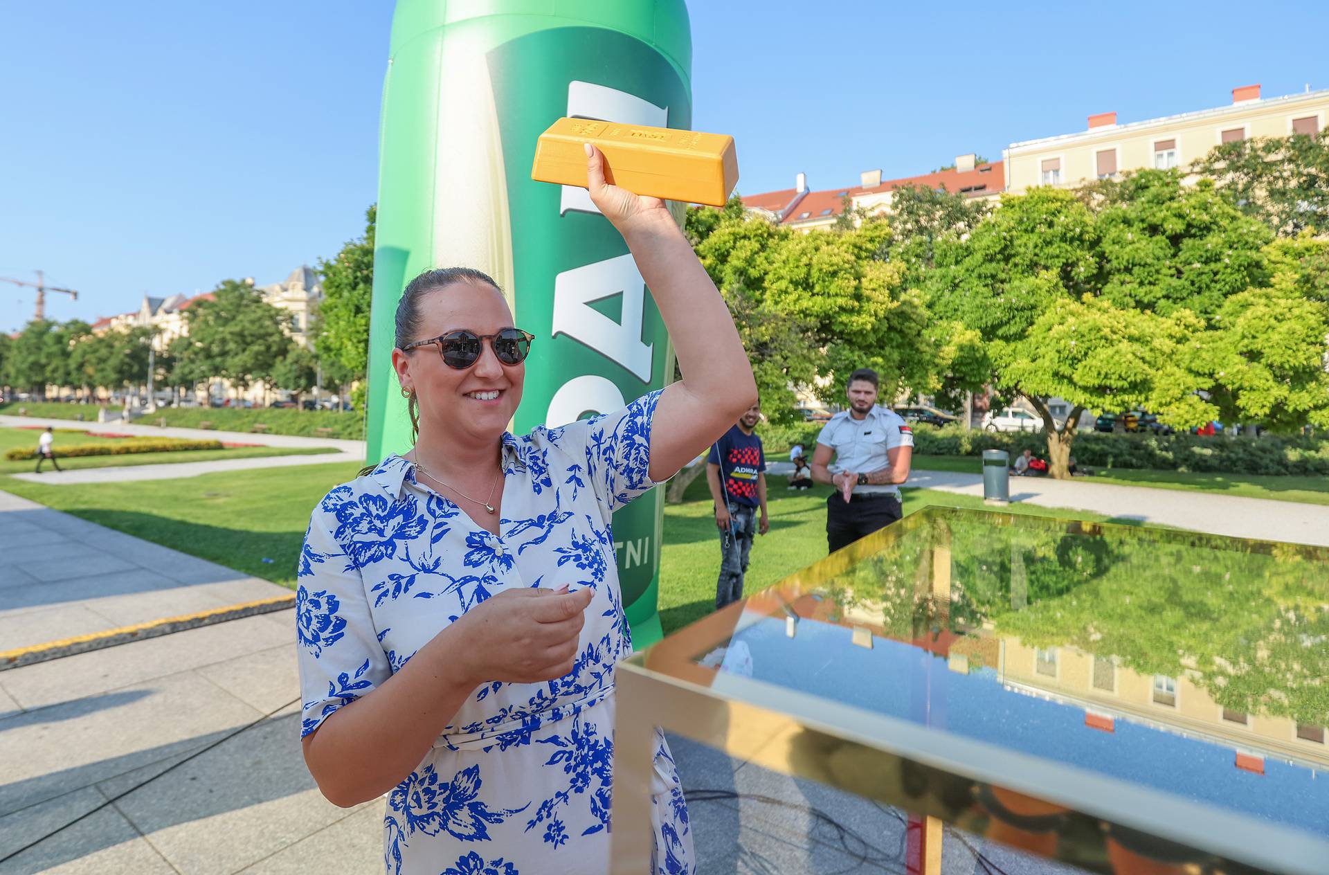 Velika gužva stvorila se u središtu Zagreba: Građani su u redu čekali na zlatne poluge?!