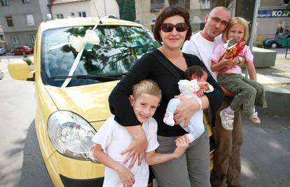 Ženi kupio auto jer mu je rodila treće dijete - kći Evu