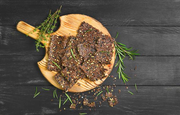 Bread crackers from flax seeds