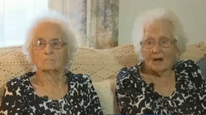 Proslavile 100. rođendan: Ove blizanke još nose istu odjeću