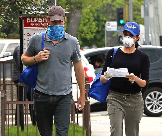 *PREMIUM EXCLUSIVE STRICTLY NO WEB UNTIL 1300 EDT 19TH APR* Prince Harry and Meghan Markle are seen in LA wearing masks as they deliver meals to residents in need during the COVID-19 pandemic.