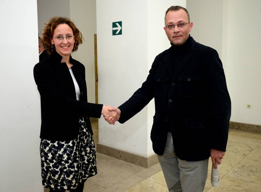 Kavalir Hasanbegović dočekao svoju nasljednicu s cvijećem