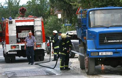 Zagreb: Na radnika pala cijev s kamiona i ubila ga