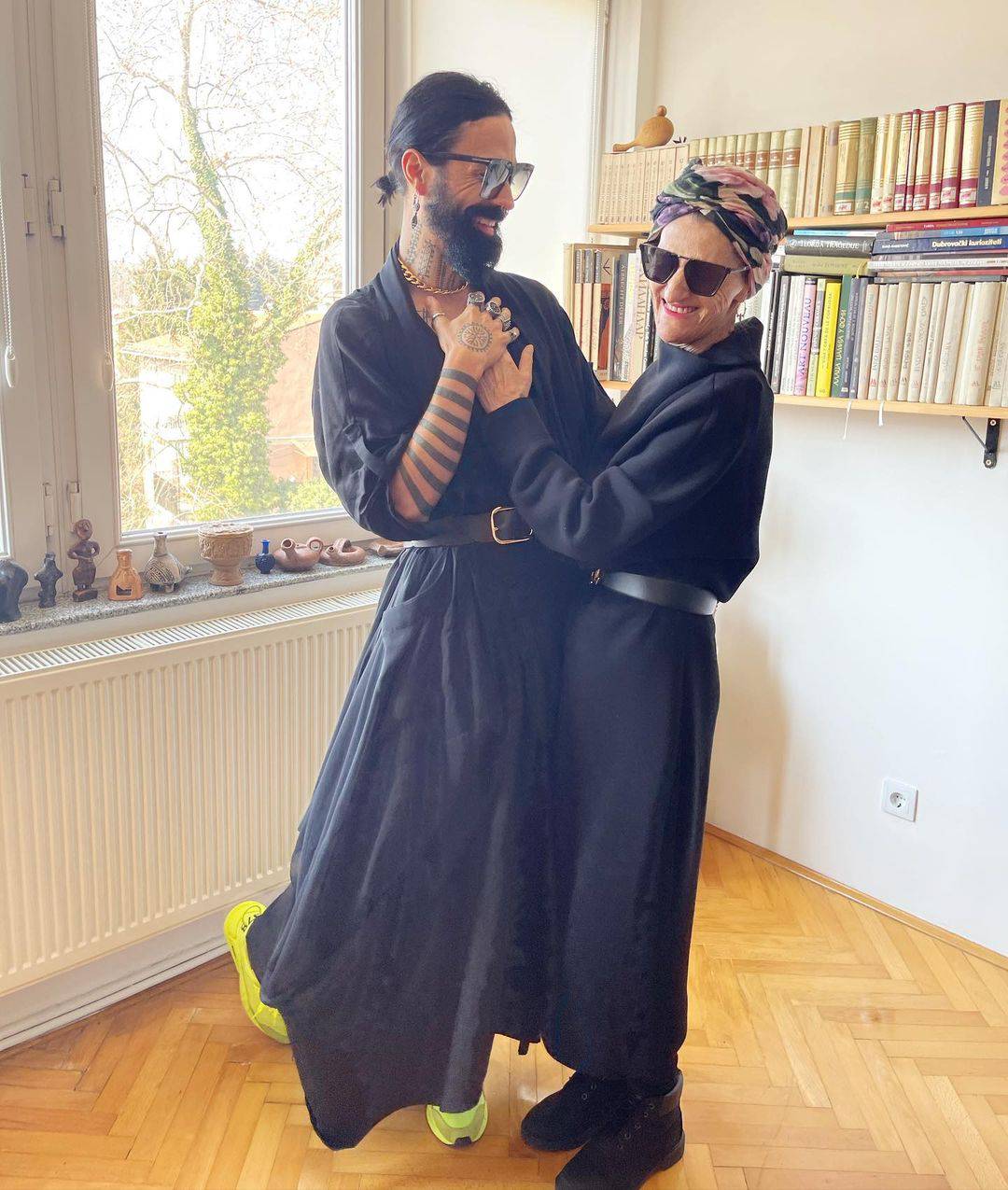 Božo Vrećo objavio fotografiju s bolesnom majkom u naručju: 'Istopila se, nunam je kao bebu'