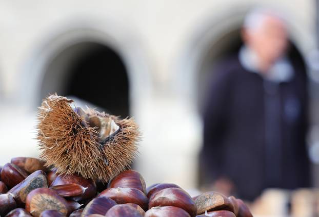 Zagreb: Na Dolac stigli prvi ovogodišnji kesteni, cijene su od 5 do 7 eura