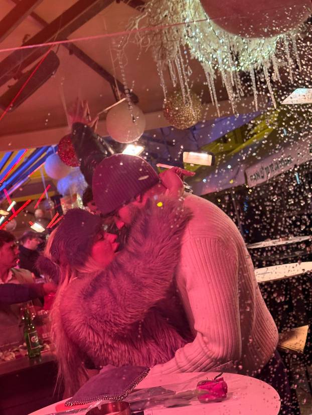 FOTOEKSKLUZIV Joško Gvardiol grlio plavokosu damu u Zagrebu