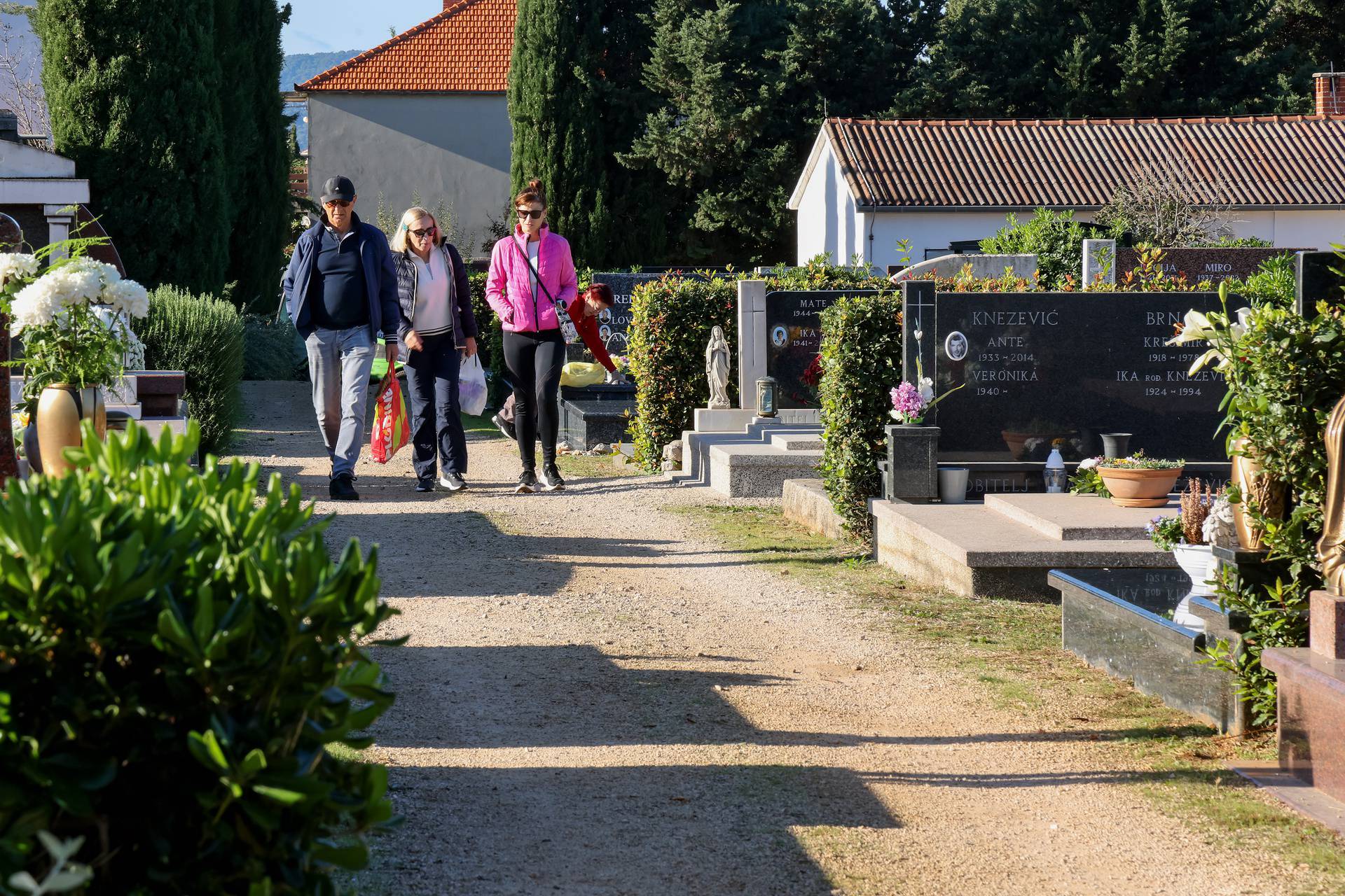 Zadar: Velik broj ljudi na Gradskom groblju povodom blagdana Svih svetih