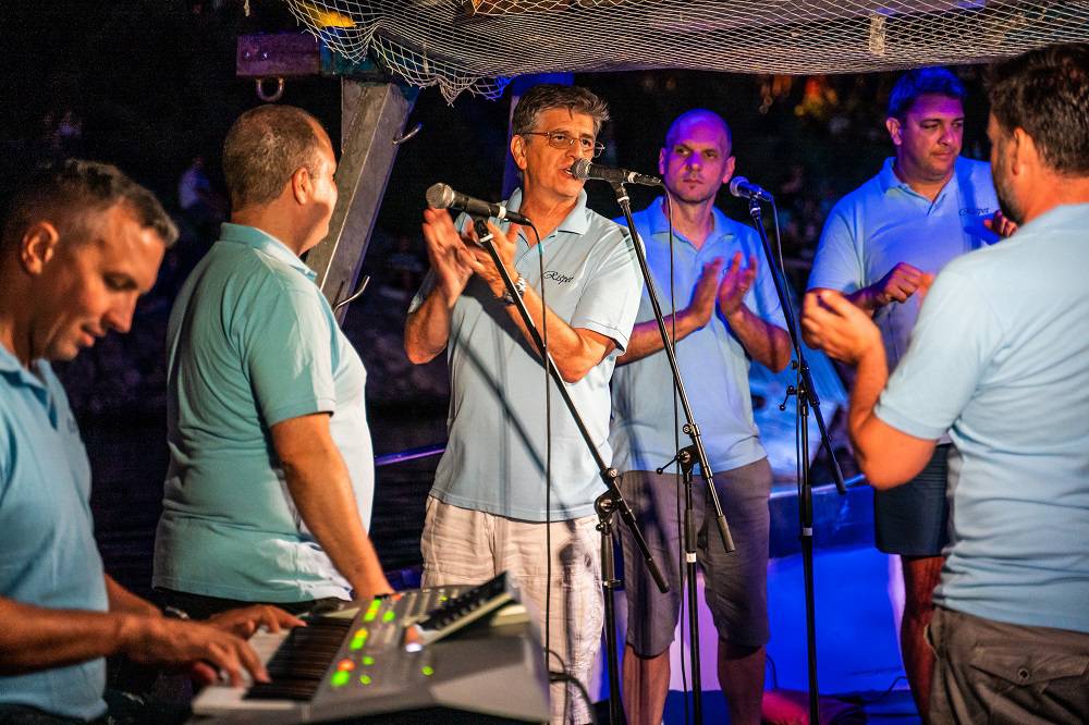 Klapa Rišpet upriličila je koncert pod zvjezdanim nebom: U moru ih okružilo 300 manjih brodica