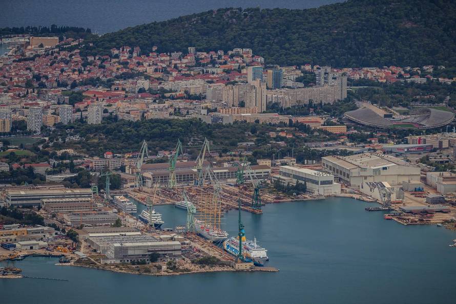 Pogled na brod Moby Drea koji je i dalje privezan u splitskom brodogradilištu