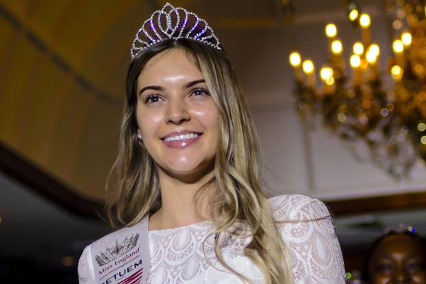 Dental nurse wins 'world's first' make-up free beauty pageant after wowing judges with her natural beauty