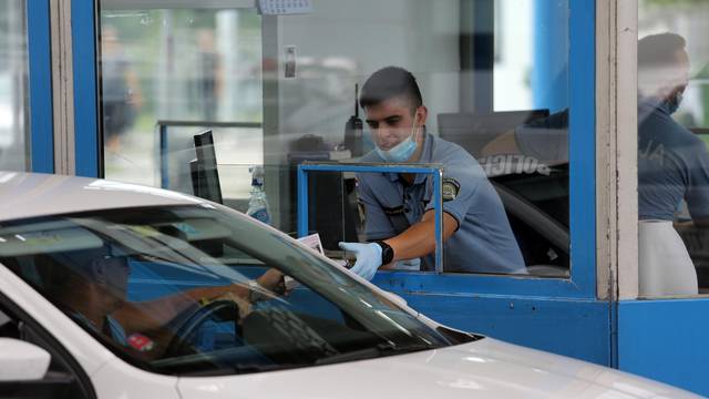 Kolone vozila na izlazu iz Hrvatske na graničnom prijelazu Rupa prema Sloveniji