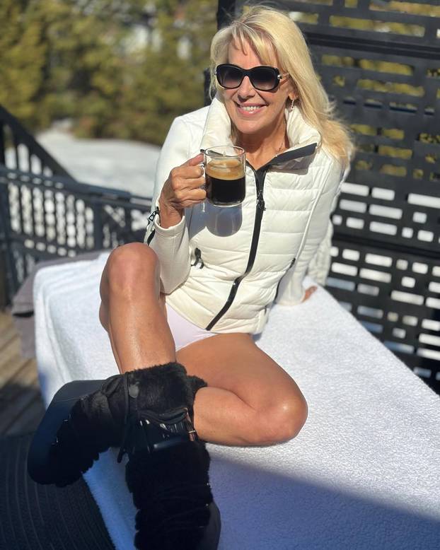 FOTO Policajka (61) dala otkaz i postala hit na internetu: Mnogi bi voljeli da ih 'privede'...