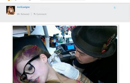 Luda zabava s curama: Avril si na vrat dala tetovirati zihericu