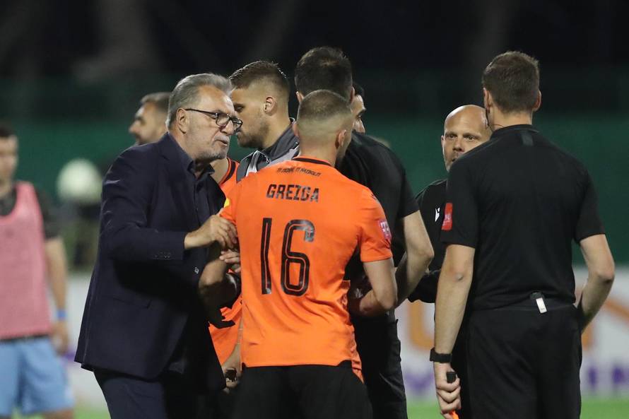 Šibenik: Naguravanje igrača na terenu nakon starta Grezde nad Ristovskim 