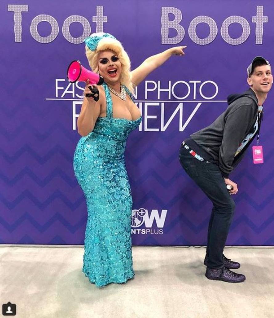 Perje, šljokice, štikle: U SAD-u glamurozan party muškaraca