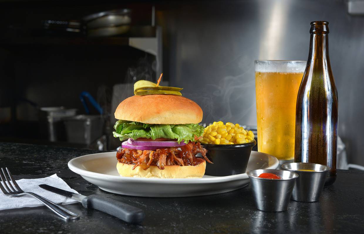 Pripremite se za vikend uz slasne burgere i domaće craft pivo - i to jeftinije uz 24 Oranž