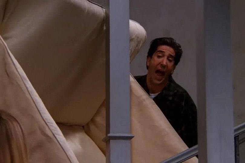 Matematičari izračunali kako bi Ross iz 'Prijatelja' ipak mogao prenijeti kauč preko stepenica