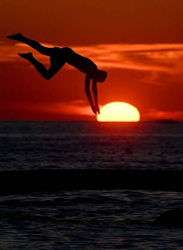 Zadar: Skok u more u zalazak sunca