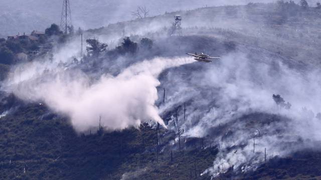Split: Gašenje požara na Žrnovnici iz zraka zbog miniranog i nepristupačnog terena 
