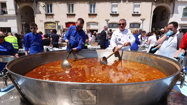 Split: Povodom blagdana svetog Dujma, zaštitnika grada, građanima podijeljeno 5000 porcija janjetine s graškom 