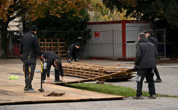 Zagreb: Postavljanje adventskih kućica na Strossmayerovom trgu