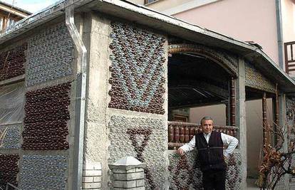 Živi u kući koju je sagradio od 14.000 plastičnih boca