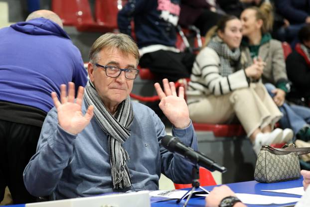 U Puli revijalno odigrali malonogometni veterani i istarske javne ličnosti