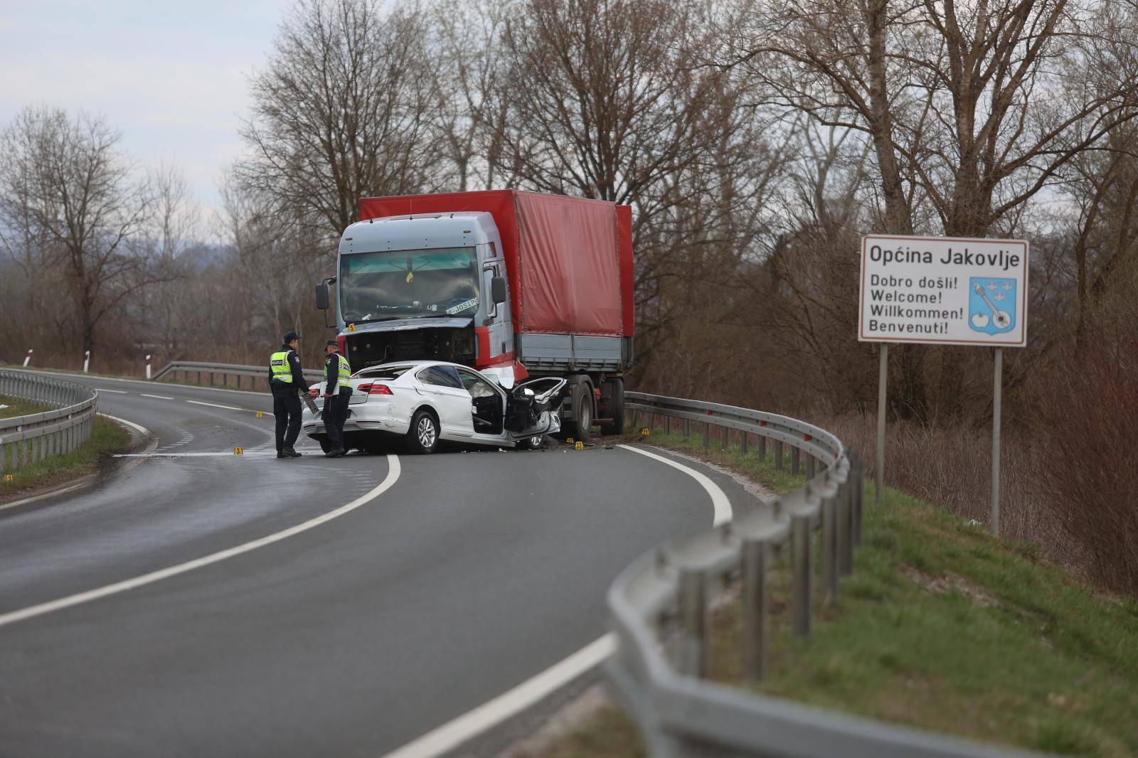 Naglo je skrenuo, zabio se u kamion i ostao zgnječen ispod