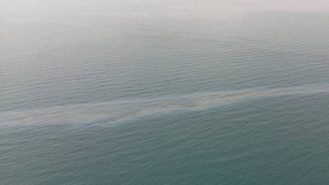 FOTO Kod Rijeke se pojavila uljna mrlja u moru. Javili se iz INA-e: 'Možda je zbog potresa'