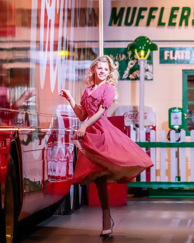 FOTO Mlada ljepotica obožava vintage stil - u retro krpicama donosi seksepil iz 1950-ih