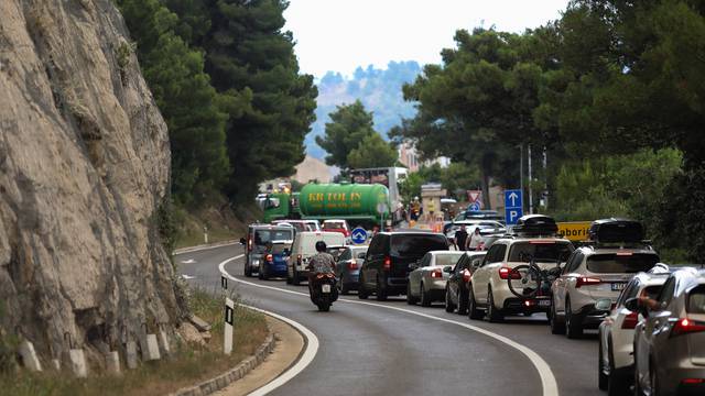 Prometna gužva na cesti od Šibenika prema Splitu zbog požara