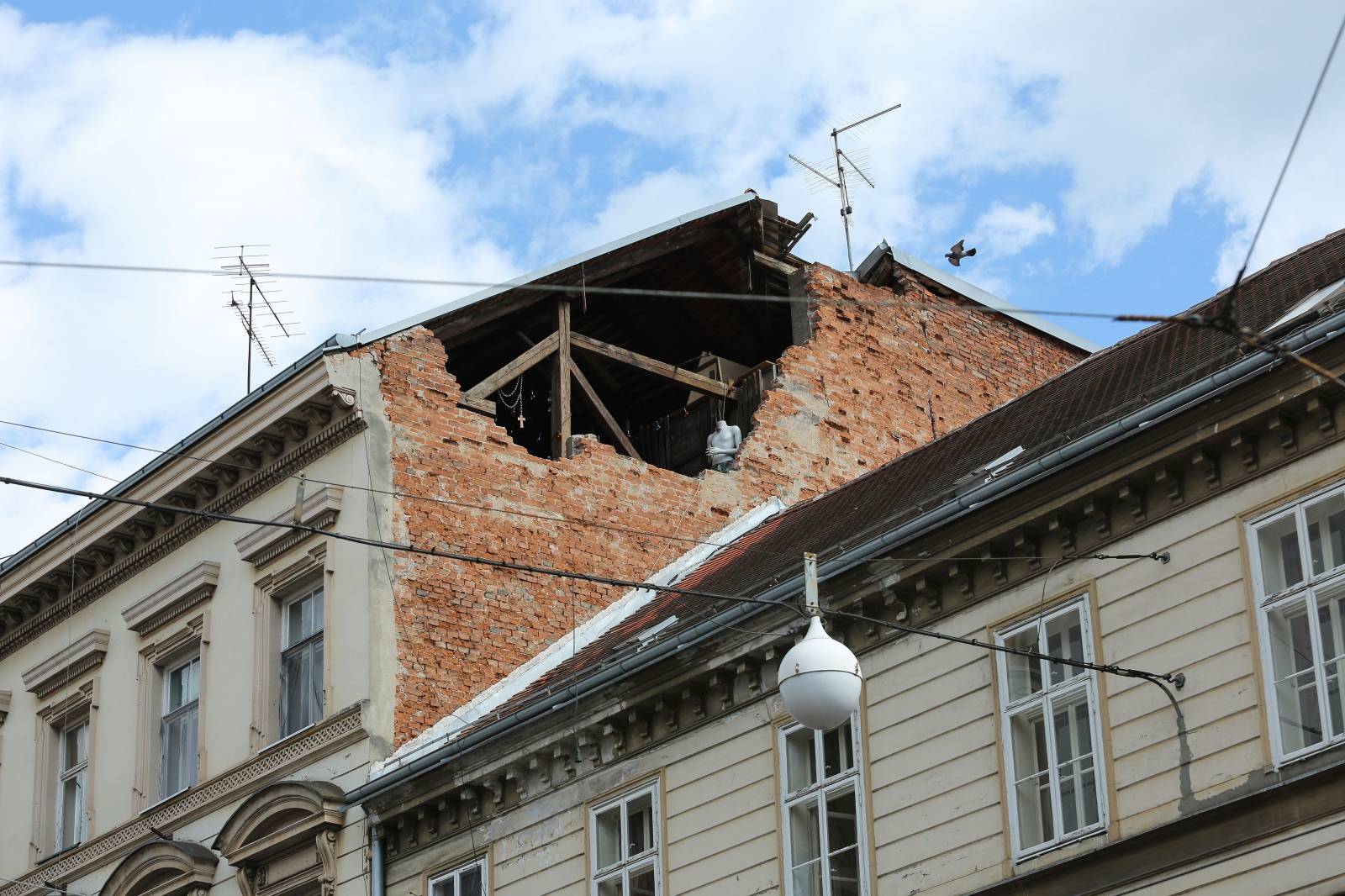 Zagreb: Lutka s kamerom oko vrata viri iz potresom oštećenog stana u Ilici