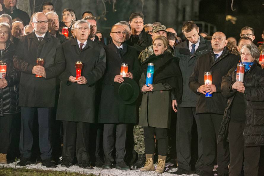 Na molitvu u dvorište bolnice u Vukovaru došla i predsjednica