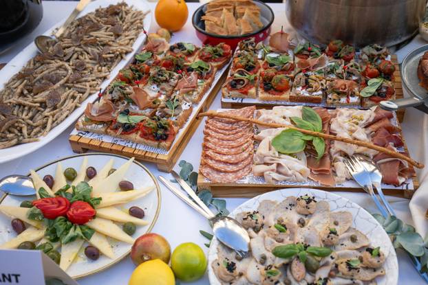 Dubrovnik: Tradicionalna Dubrovačka trpeza na Stradunu 