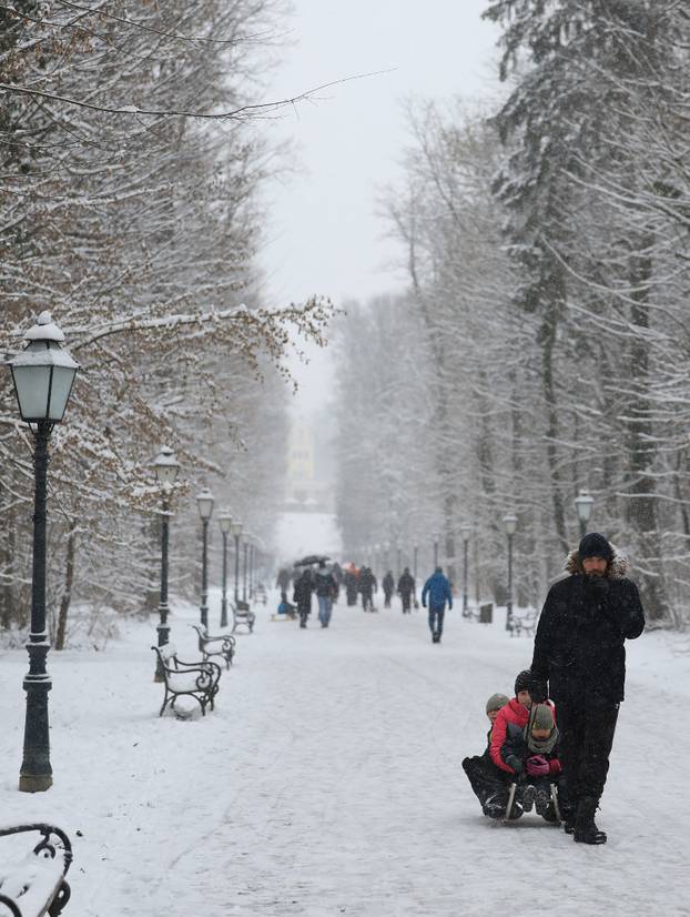 Zagreb: Maksimir, jedno od omiljenih mjesta za sanjkanje, grudanje ili šetnju po snijegu