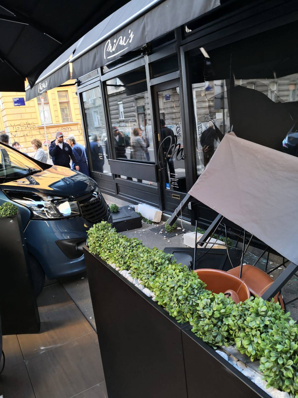 Automobilom se zabio u terasu restorana: Pokosio je stolice