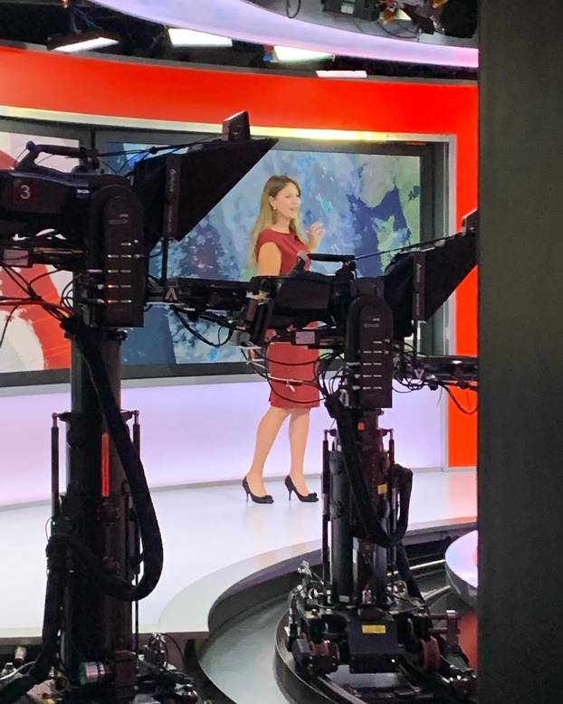 Šok u programu uživo! BBC-jeva voditeljica pokazala haltere?! 'Morao sam popiti aspirin!'