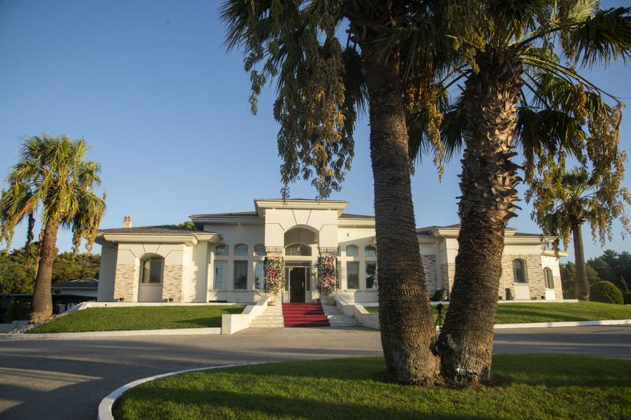 U ovoj će se vili djevojke boriti za naklonost novog Gospodina Savršenog, zavirite u interijer