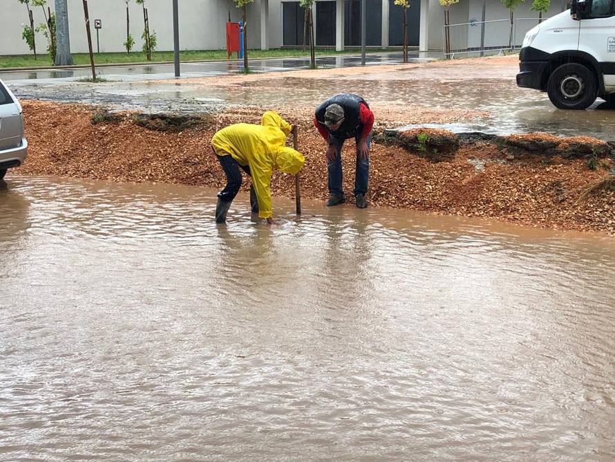 Kiša potopila Omiš, ali svi su otišli po kartu za utakmicu...