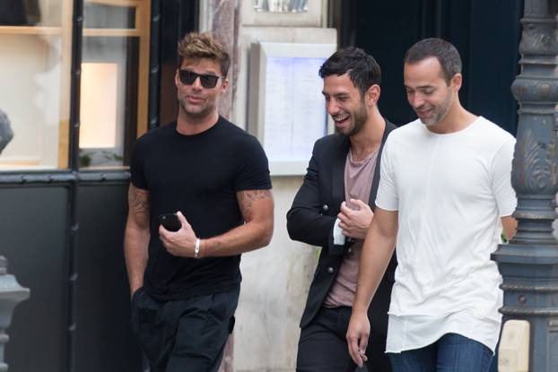 Exclusif - Ricky Martin et son compagnon Jwan Yosef sortent déjeuner au Costes ? Paris