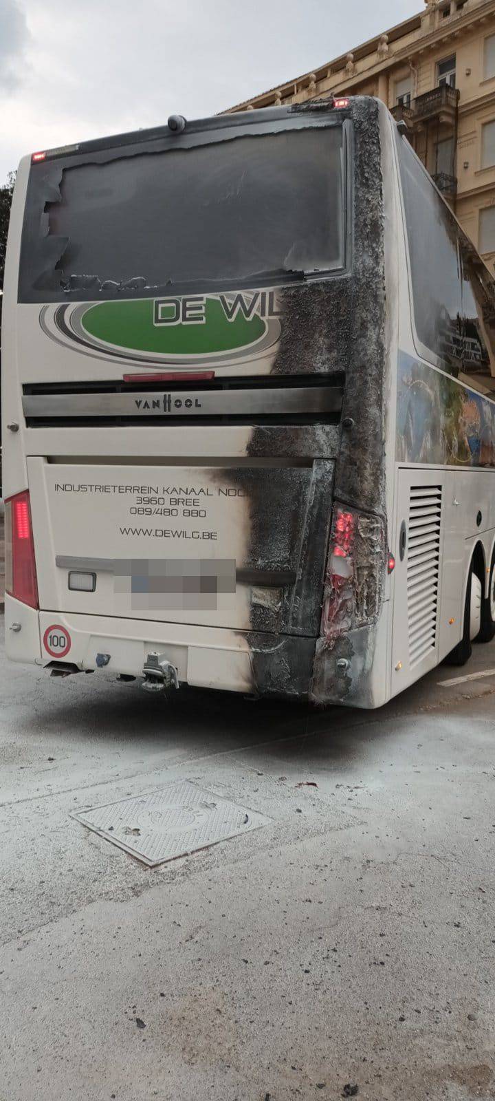 FOTO Drama u Opatiji, gorio bus kod benzinske, djelatnici gasili požar: 'Vozač je gasio bočicama'