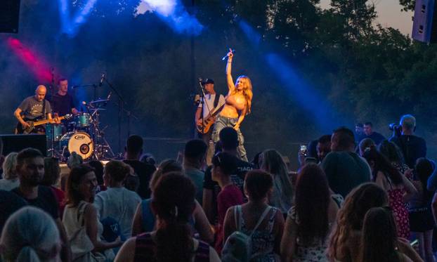 Lille u grudnjaku zapjevala na plaži i otvorila sezonu kupanja