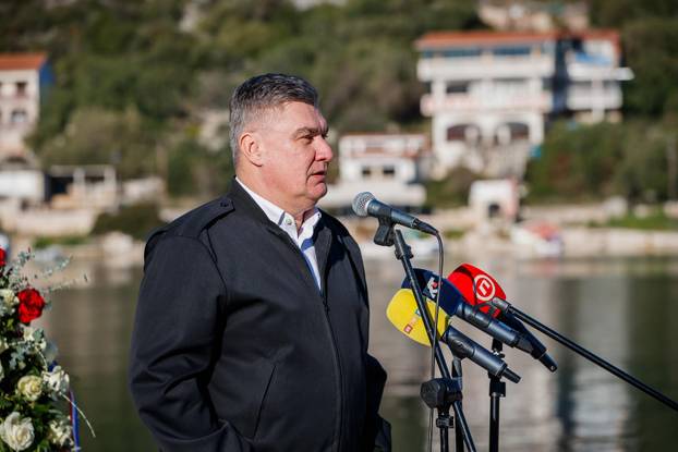 Drvenik Veli: Predsjednik Zoran Milanović položio je vjenac na spomen obilježju “Majka Domovina”